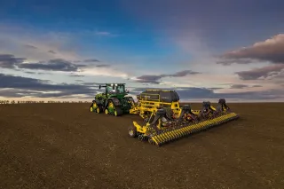 Traktor se secím strojem BEDNAR při setí na poli