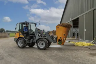 Kolový nakladač Giant G3500 na farmě