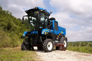 Modrý samojízdný nosič New Holland Braud s technologií XPower XPN ve vinici.