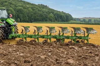 Zelený pluh AMAZONE Teres při orbě