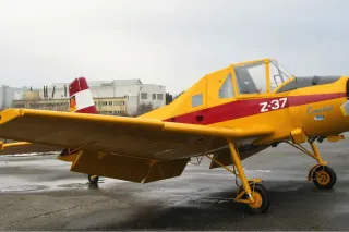 Žlutý práškovací letoun Čmelák Z-37 po renovaci.