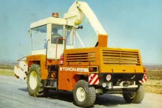 Historická žlutá samojízdná řezačka Agrostroj SPS Toron na poli.