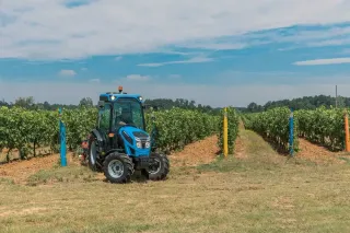 Modrý traktor Landini Mistral2 na poli.