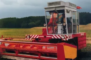 Červená historická samojízdná řezačka SPS Agrostroj na poli.
