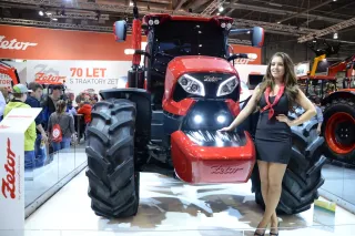Červený traktor Zetor na veletržním stánku