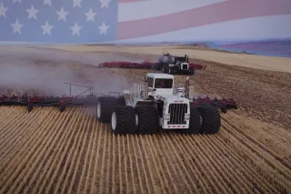 Traktor Big Bud 16V-747 při práci na poli