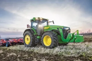 Zelený traktor John Deere 8R 370 na poli
