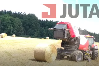 Balíky sena zabalené síťovinou JUTANET TriColora na poli