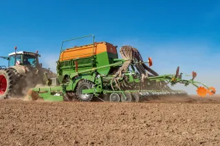 Traktor s kombinovaným secím strojem Amazone Cirrus a nožovým válcem na poli