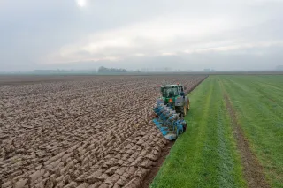 Pluh Lemken Juwel 8i při práci na poli