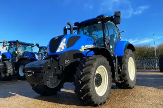 Modré traktory New Holland s pneumatikami Continental
