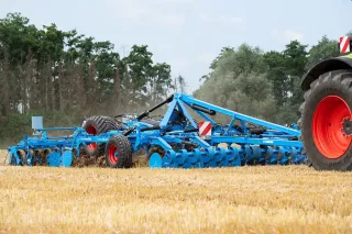 Modrý radličkový kypřič Lemken Karat 10 na poli