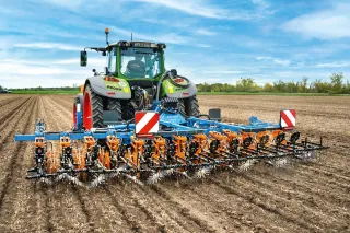 Traktor s meziřádkovým kypřičem SCHMOTZER Venterra 2K na poli