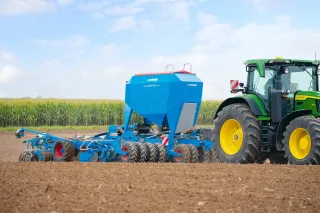 Modrý secí stroj Lemken Solitair DT na poli