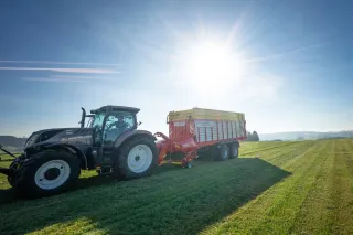 Traktor New Holland se senážním vozem Pöttinger Europrofi Combiline