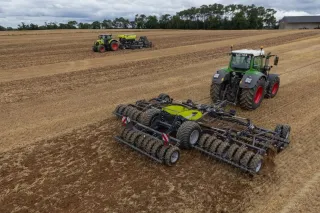 Traktor se secím strojem na poli
