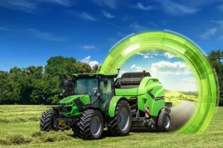 Zelený traktor Deutz-Fahr 6C na poli