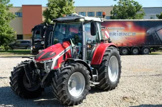 Červený traktor Massey Ferguson na předváděcí akci