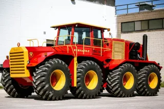 Červený kloubový traktor Versatile 1080 Big Roy