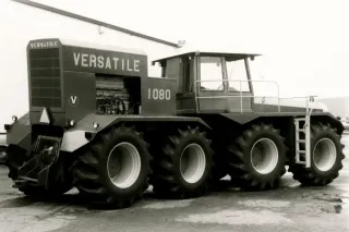 Černobílý snímek velkého traktoru Versatile Big Roy