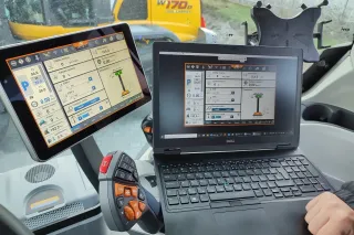 Displej traktoru New Holland zrcadlený na notebooku