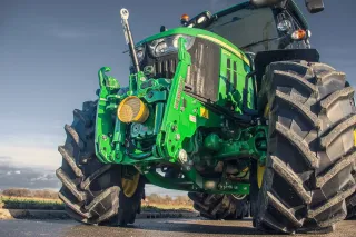 Detail předního závěsu Zuidberg na traktoru John Deere