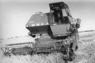 Archivní černobílý snímek sklízecí mlátičky SK-5 Niva