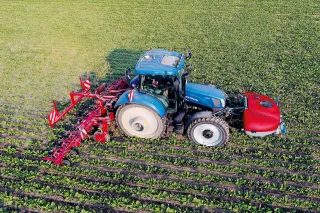 Traktor se zařízením Steketee EC-Weeder při práci v porostu