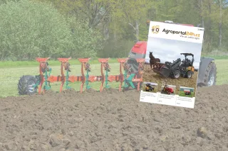 Oranžový pluh při práci na poli