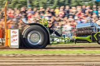 Traktor při závodu tractor pullingu před diváky