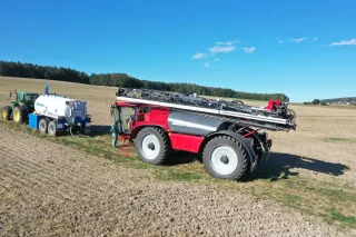 Postřikovač Horsch Leeb PT 6300 u zásobovací cisterny na poli