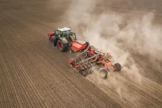 Traktor se secím strojem Väderstad Proceed na poli