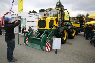 Návštěvníci u stánku se zemědělskou technikou na veletrhu