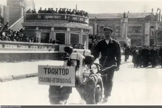 Muž vede historický sovětský motorobot SOT