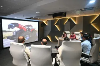 Prezentace traktoru Case IH promítaná v konferenční místnosti