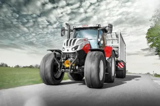 Červeno bílý traktor Steyr Profi na poli