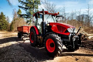 Traktor Zetor Proxima s návěsem na lesní cestě