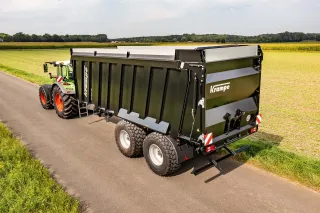 Traktor s návěsem Krampe RamBody AS 750 na silnici