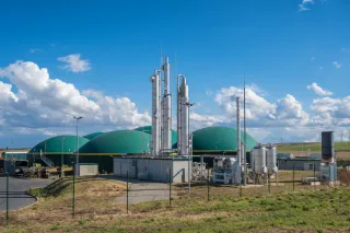 Bioplynová stanice se zelenými fermentory a technologickými věžemi