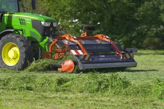 Čelní pásový shrnovač Kuhn Merge Maxx 440 F na louce
