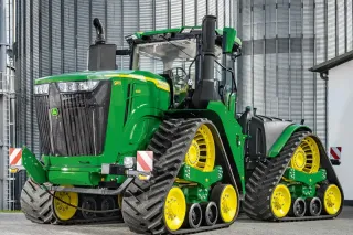Zelený traktor John Deere řady 9RX