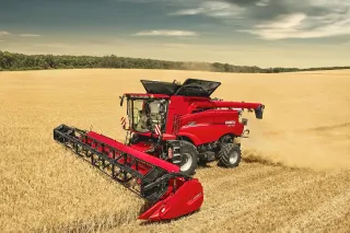 Červená sklízecí mlátička Case IH Axial-Flow na obilném poli