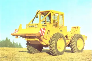 Žlutý lesní kolový tahač LKT 81 TURBO