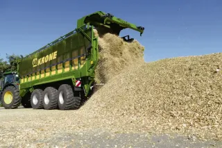 Návěs Krone GX vykládá senáž na hromadu
