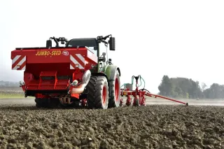 Secí stroj Einböck s čelním zásobníkem JUMBO-SEED