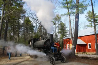 Historický parní tahač Lombard Steam Log Hauler v lese