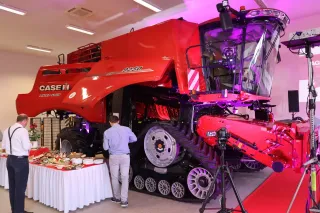 Červená sklízecí mlátička Case IH Axial-Flow 9250 v hale