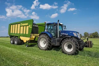 Zelený sběrací vůz Krone ZX při práci
