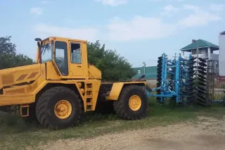 Historický žlutý traktor MoAZ-49011