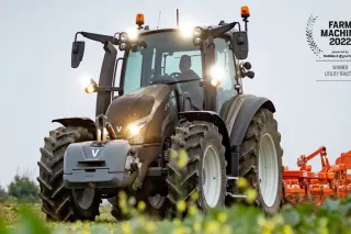Traktor Valtra při práci na poli